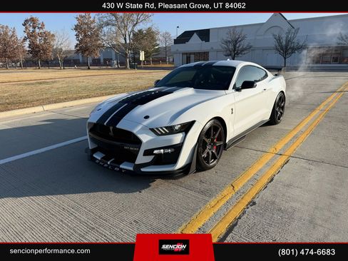 Used 2021 Ford Mustang Shelby GT500 w/ Carbon Fiber Track Pack RWD image 1