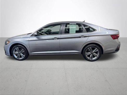 Used 2024 Volkswagen Jetta SE FWD image 3