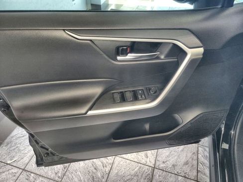 Used 2022 Toyota RAV4 SE image 13