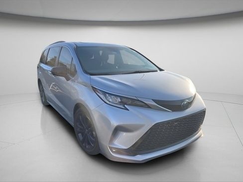 Used 2021 Toyota Sienna XSE image 5
