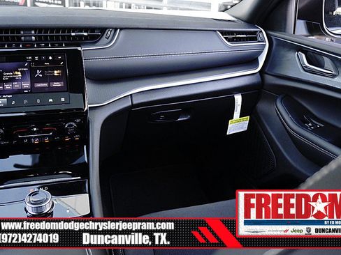 New 2025 Jeep Grand Cherokee L Laredo image 39