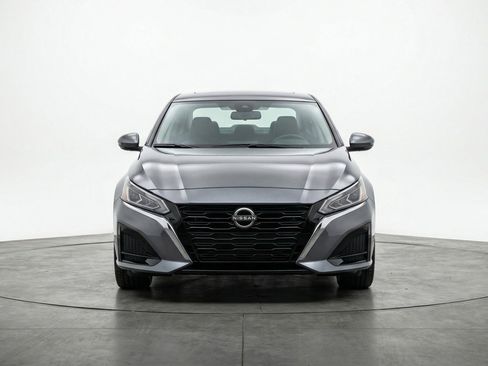 Used 2025 Nissan Altima 2.5 SV FWD image 2