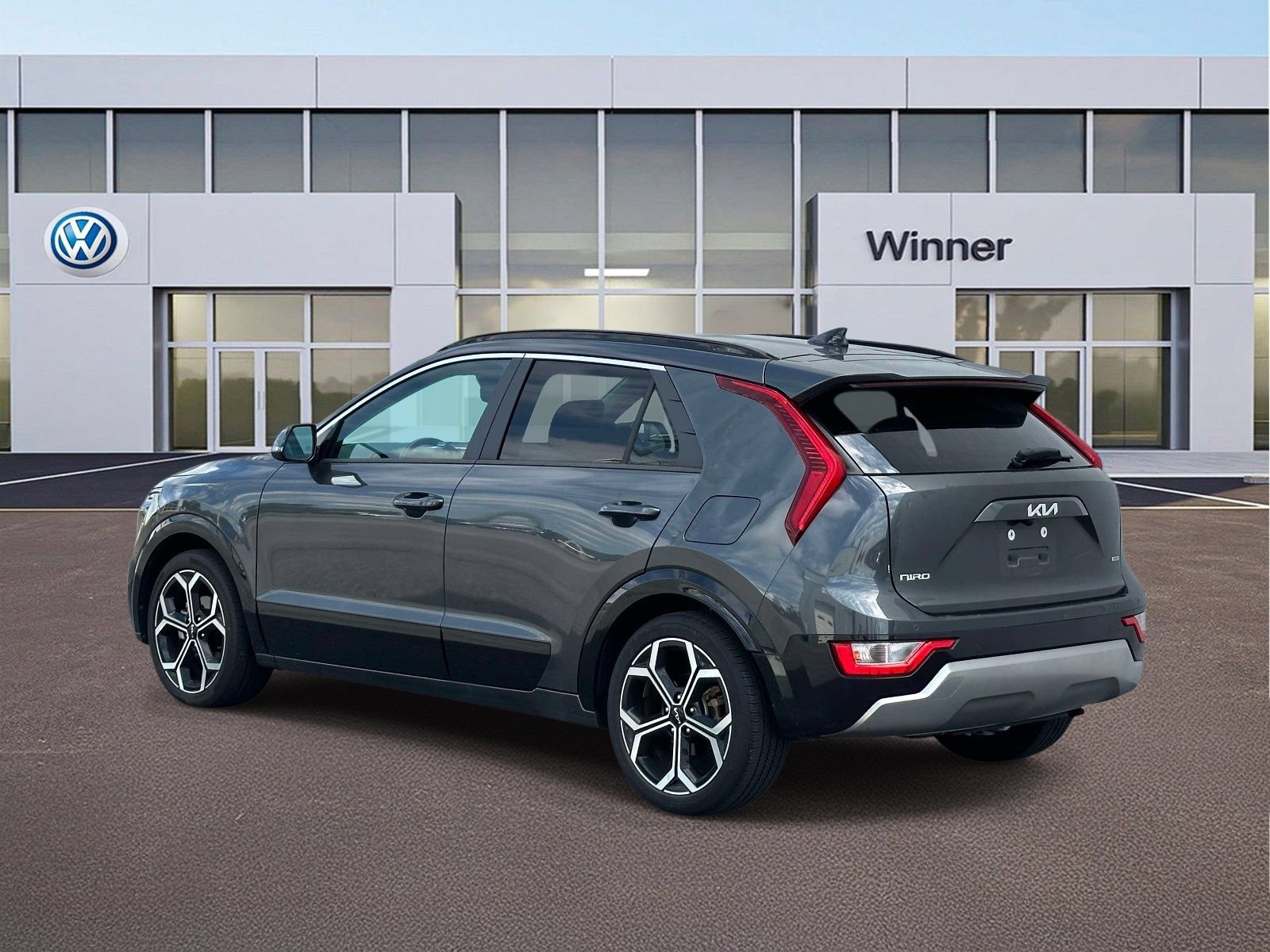Used 2024 Kia Niro EX Touring FWD image 3