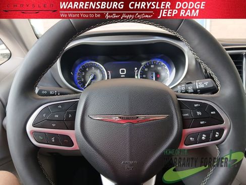Used 2024 Chrysler Pacifica Touring-L FWD image 16
