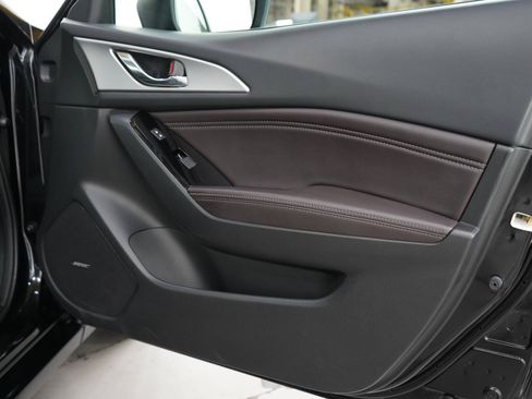 Used 2018 MAZDA MAZDA3 Touring FWD image 9
