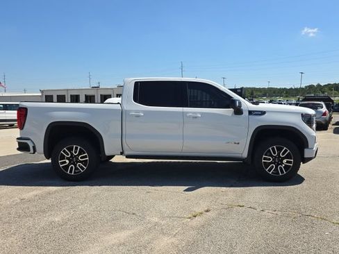 Used 2024 GMC Sierra 1500 AT4 w/ Technology Package AWD/4WD image 6