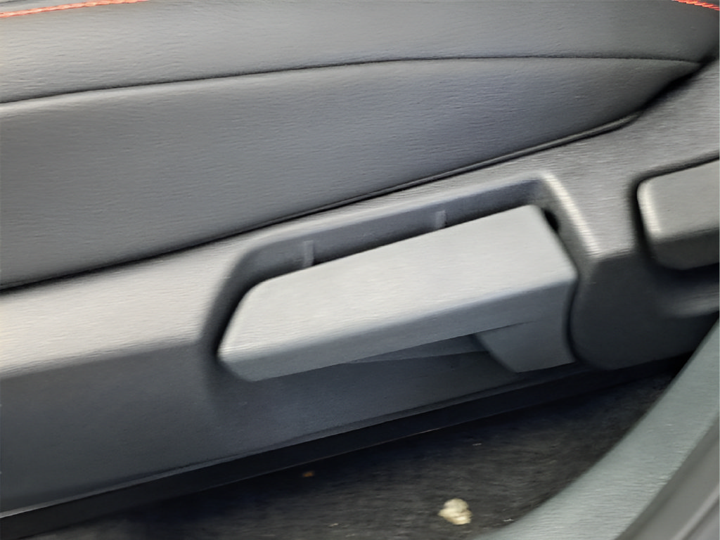 Certified 2025 Nissan Kicks SR FWD image 27