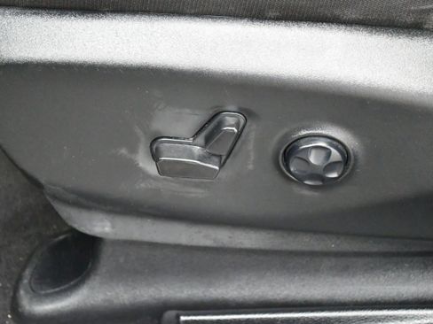 Used 2023 Chrysler Pacifica Touring FWD image 13