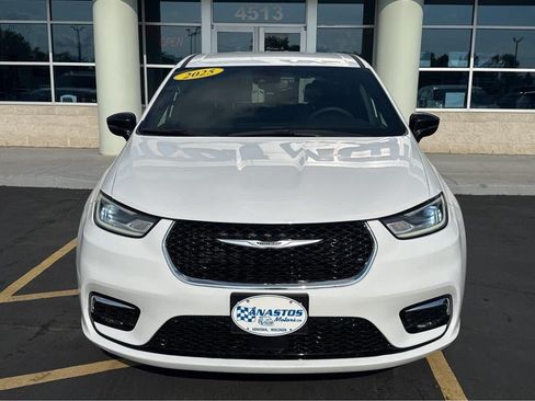 Used 2025 Chrysler Pacifica Select FWD image 2