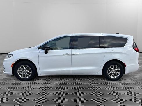 Used 2024 Chrysler Pacifica Touring-L image 5