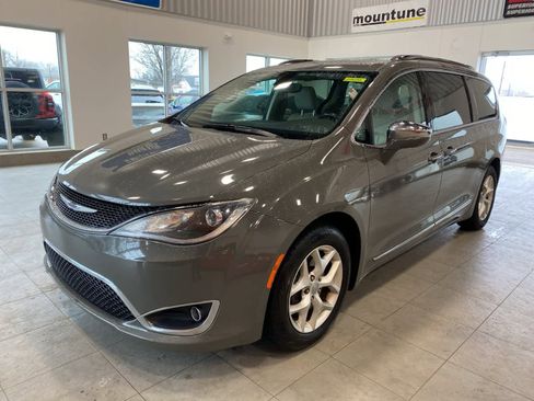 Used 2020 Chrysler Pacifica Limited image 1