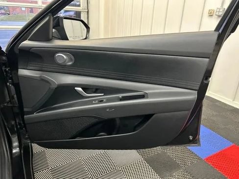 Used 2025 Hyundai Elantra Hybrid FWD image 17