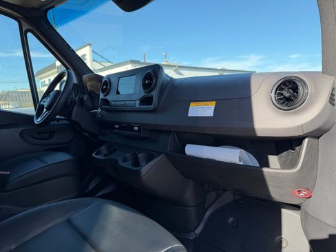 Used 2022 Mercedes-Benz Sprinter 3500 image 17