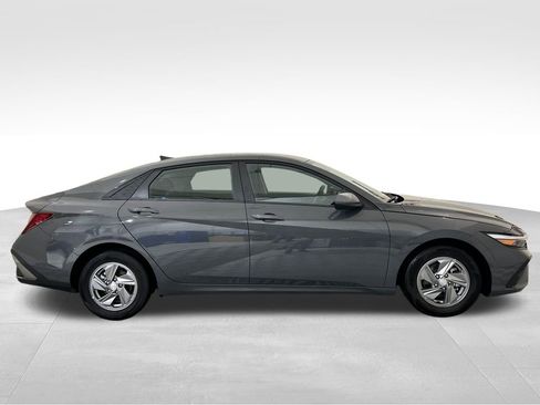 Certified 2025 Hyundai Elantra SE FWD image 6