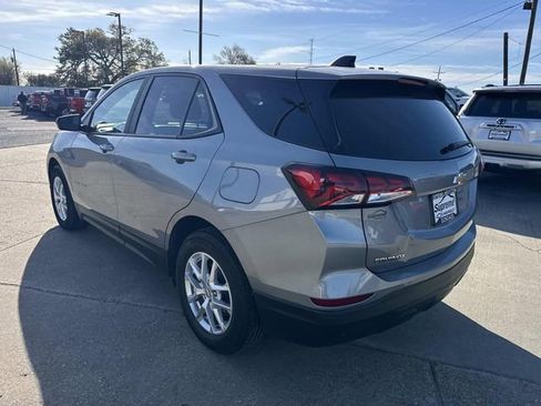 Used 2024 Chevrolet Equinox LS w/ LS Convenience Package image 4