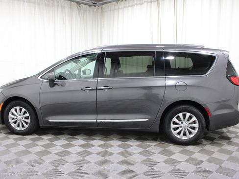 Used 2017 Chrysler Pacifica Touring-L image 31