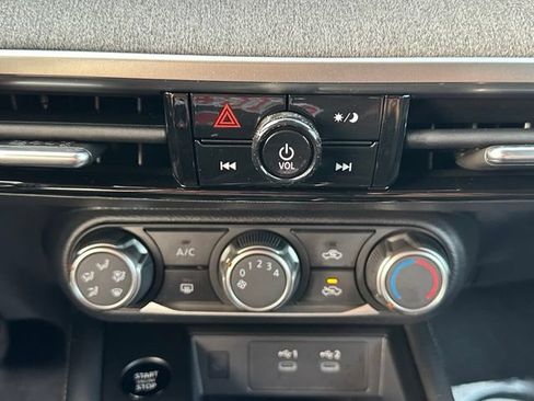 Used 2025 Nissan Kicks SV AWD/4WD image 32