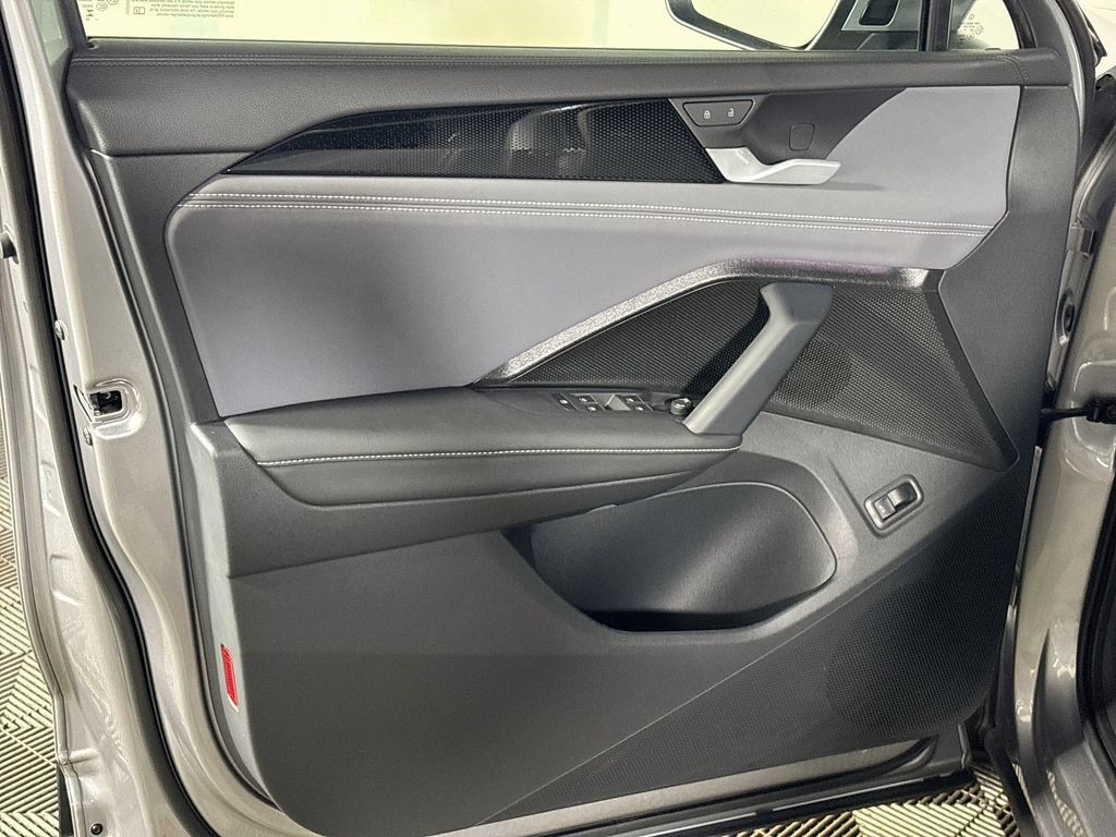 Certified 2025 Volkswagen Tiguan SE FWD image 11