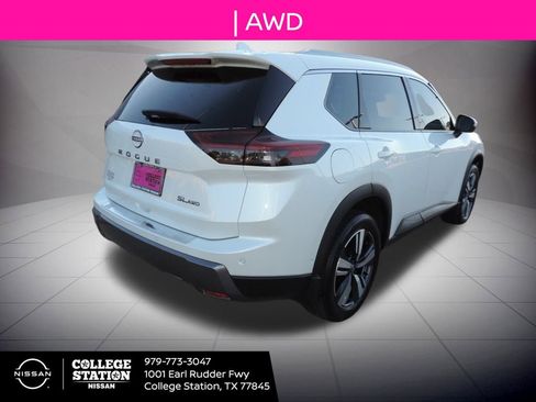 Used 2025 Nissan Rogue SL image 4