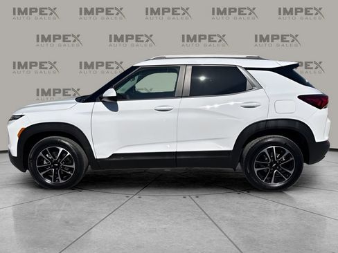 Used 2025 Chevrolet TrailBlazer LT image 2