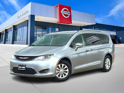 Used 2019 Chrysler Pacifica Touring-L FWD image 1