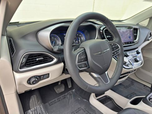 Used 2022 Chrysler Pacifica Touring-L FWD image 12