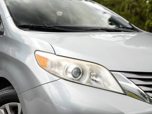 Used 2015 Toyota Sienna XLE w/ XLE Navigation Package FWD image 8
