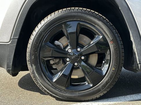 Certified 2017 Jeep Cherokee Sport FWD image 16