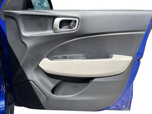 Used 2025 Hyundai Venue SEL FWD image 28