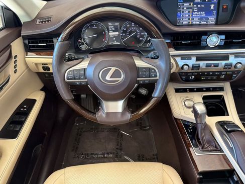 Used 2016 Lexus ES 350 w/ Luxury Package w/Wood Trim FWD image 15
