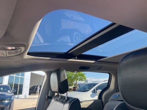 Used 2021 Chrysler Pacifica Limited AWD/4WD image 7