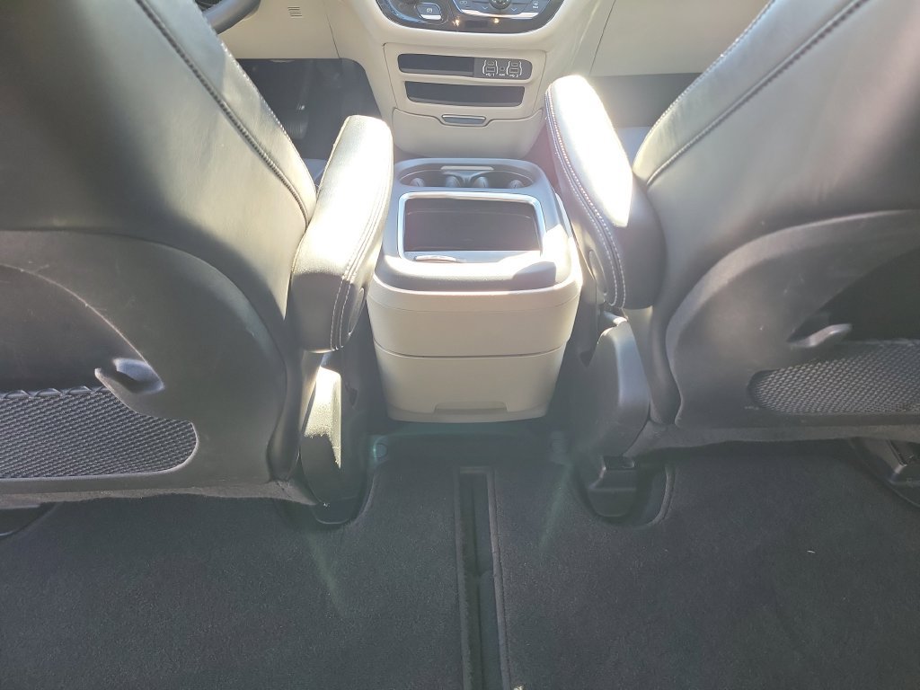 Used 2024 Chrysler Pacifica Touring-L FWD image 16