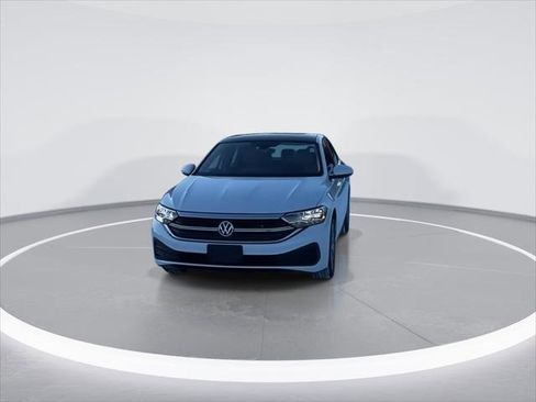 Certified 2024 Volkswagen Jetta SE image 3