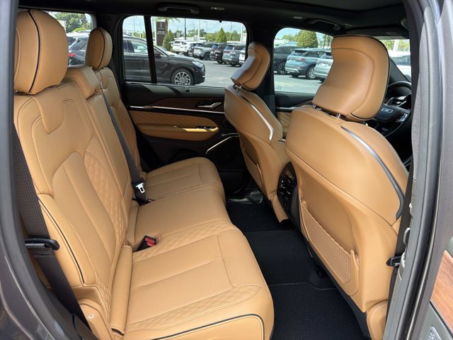 Used 2025 Jeep Grand Cherokee Summit w/ Obsidian Package AWD/4WD image 22
