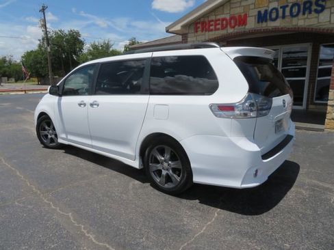 Used 2017 Toyota Sienna SE image 7
