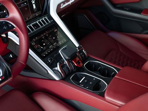 Used 2021 Lamborghini Urus image 21