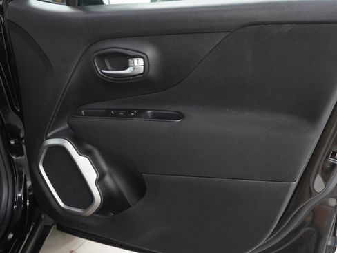 Used 2021 Jeep Renegade Latitude AWD/4WD image 9