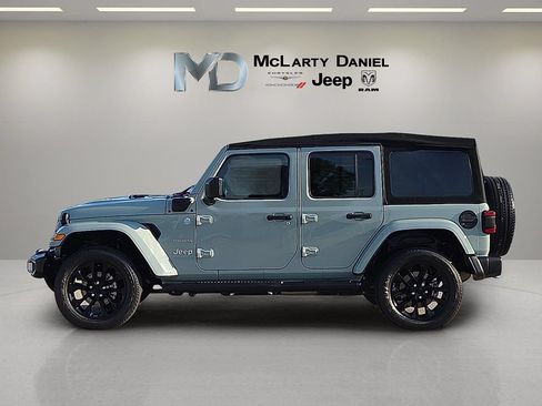 Used 2023 Jeep Wrangler Unlimited Sahara AWD/4WD image 3