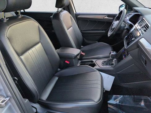 Certified 2022 Volkswagen Tiguan SE R-Line image 21