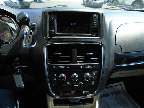 Used 2019 Dodge Grand Caravan SXT FWD image 16