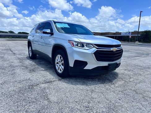 Used 2019 Chevrolet Traverse LS FWD image 2
