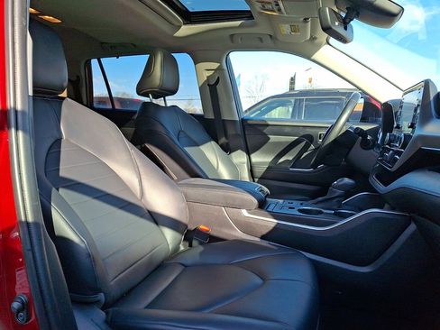 Used 2021 Toyota Highlander XLE image 30