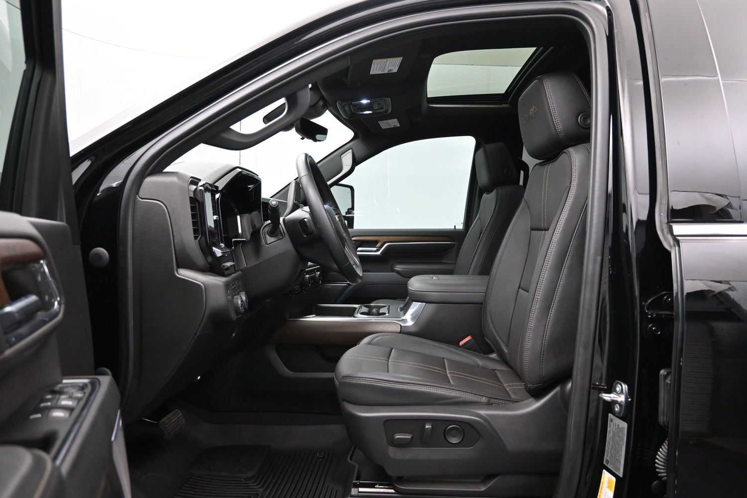 Used 2024 Chevrolet Silverado 3500 High Country w/ High Country Premium Package AWD/4WD image 9