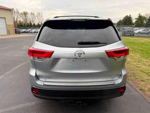 Used 2018 Toyota Highlander LE image 2