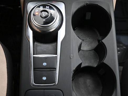 Used 2020 Ford Escape SE image 19