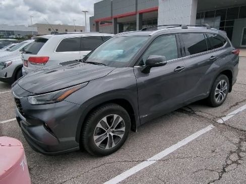 Used 2022 Toyota Highlander XLE AWD/4WD image 8