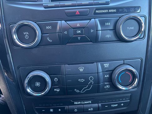 Used 2018 Ford Explorer XLT image 19