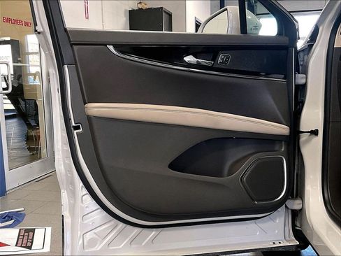 Used 2022 Lincoln Nautilus Reserve AWD/4WD image 9
