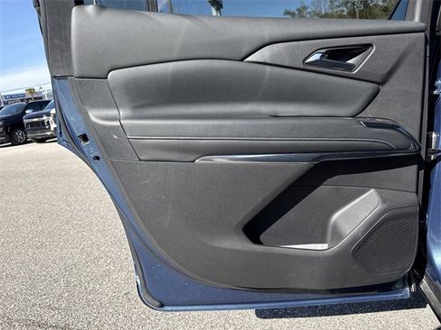 Used 2025 Chevrolet Traverse LT image 37