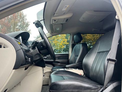 Used 2013 Chrysler Town & Country Touring image 9